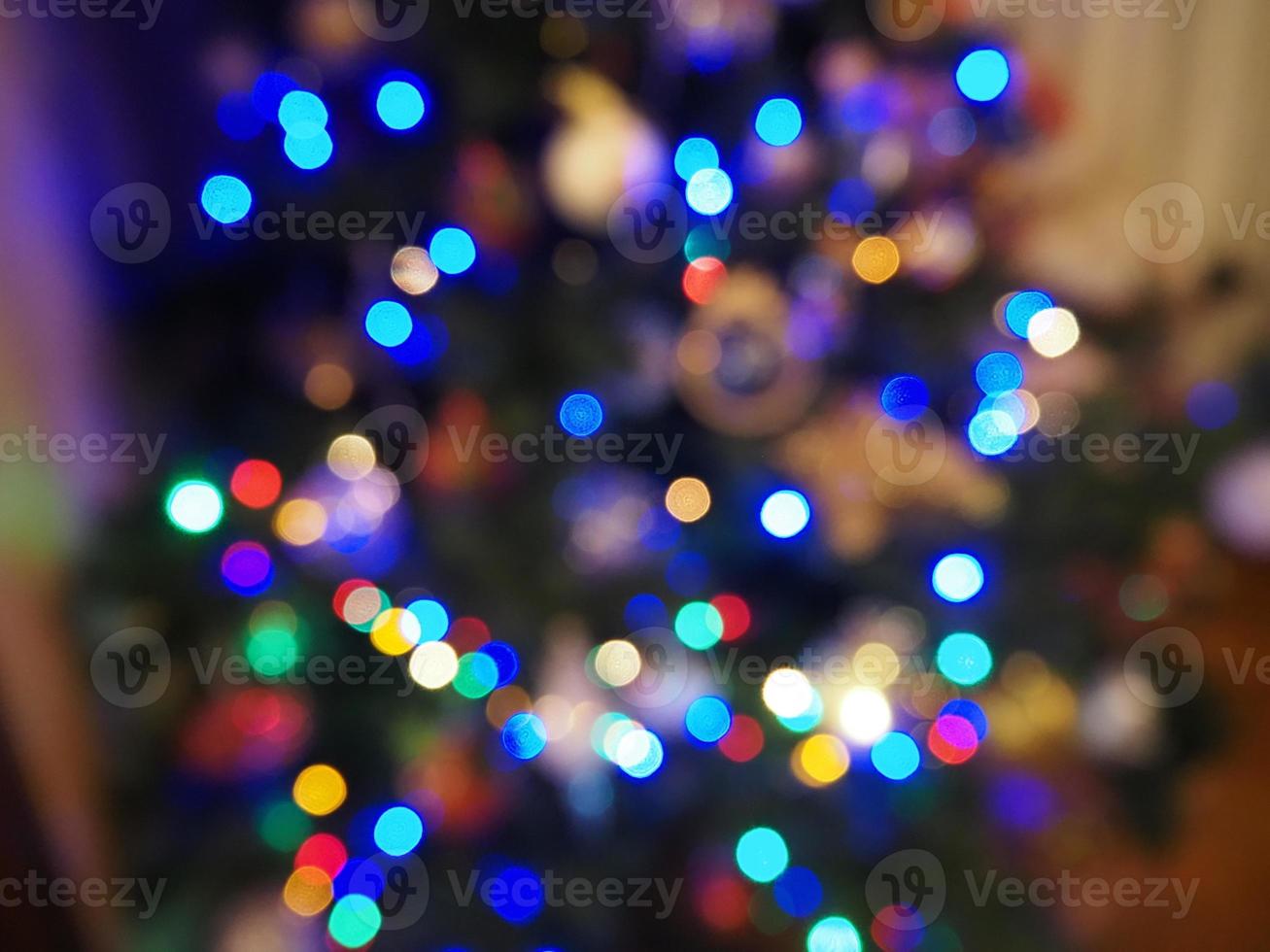 as luzes da árvore de natal desfocam o fundo foto