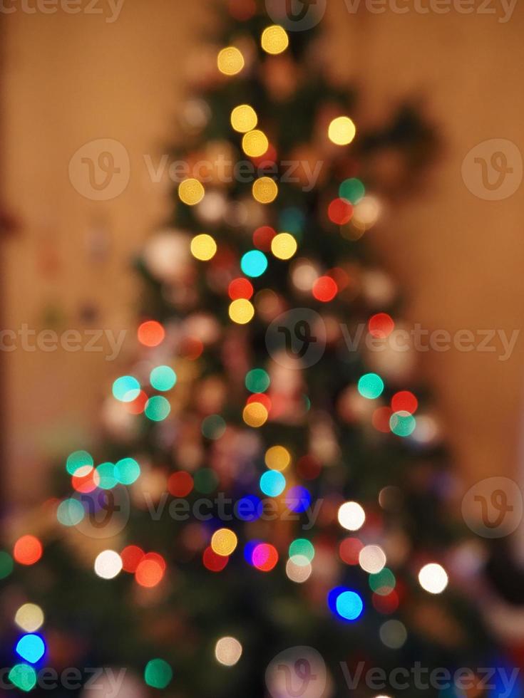 as luzes da árvore de natal desfocam o fundo foto