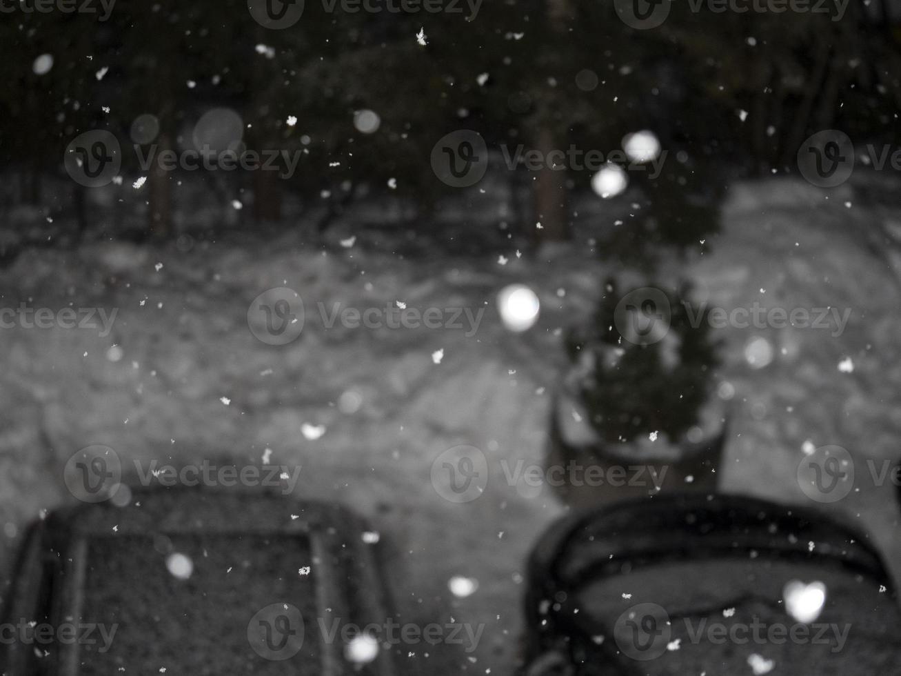 nevando à noite no parque de estacionamento das montanhas dolomitas foto