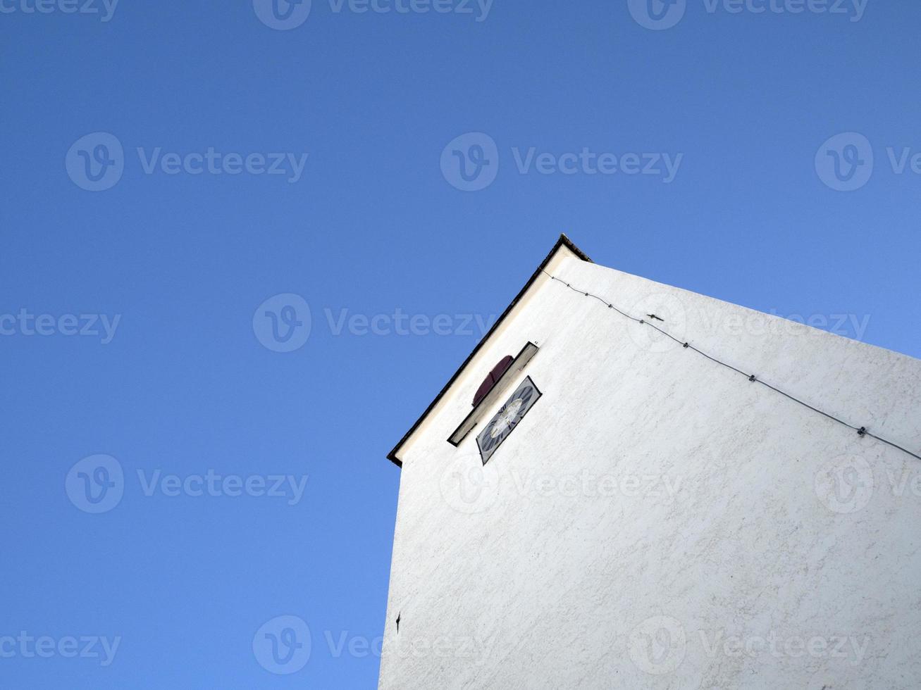 igreja em monte croce dolomitas badia valley montanhas no panorama de neve de inverno foto