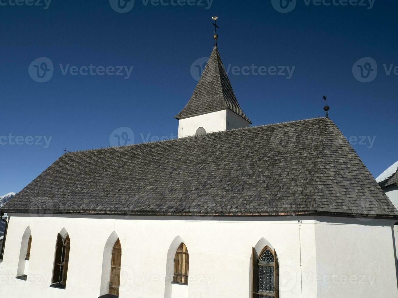 igreja em monte croce dolomitas badia valley montanhas no panorama de neve de inverno foto