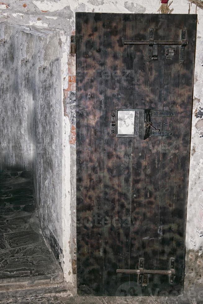 velho medieval castelo cadeia prisão cela porta foto