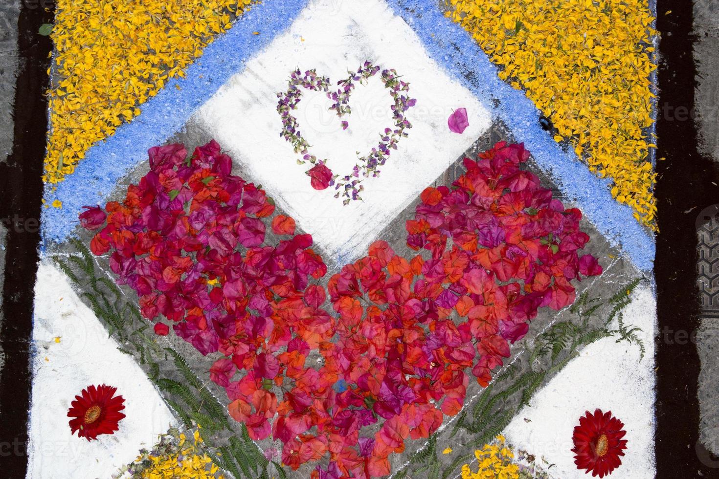 tapete de pétalas e flores para celebração de corpus domini christi foto