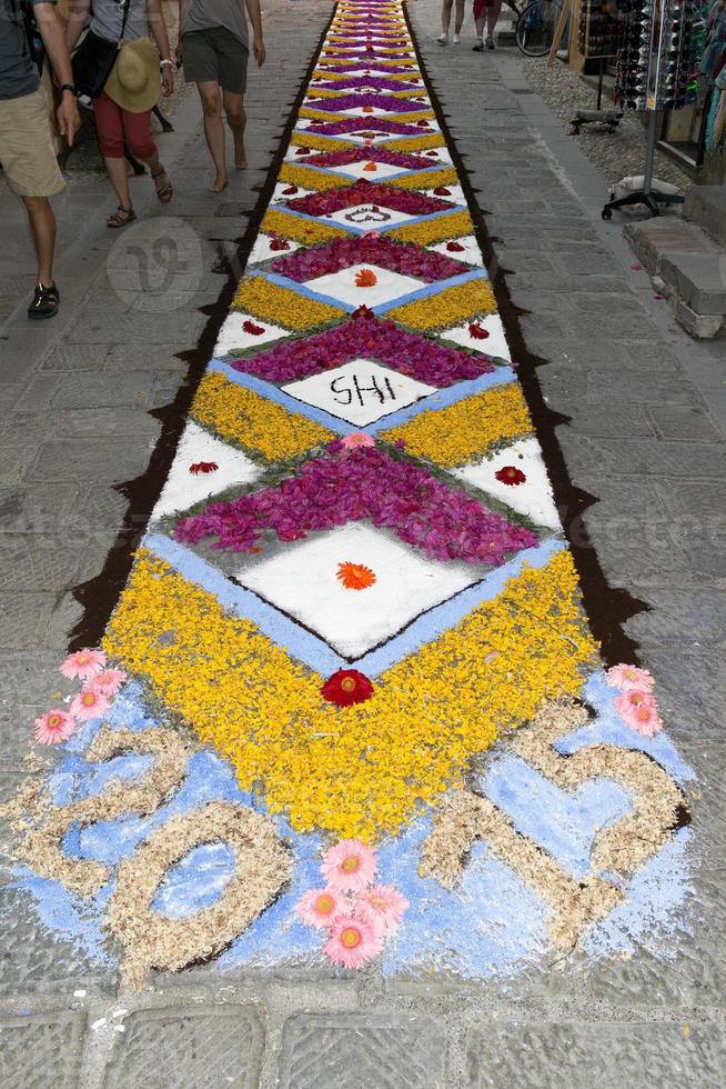 tapete de pétalas e flores para celebração de corpus domini christi foto