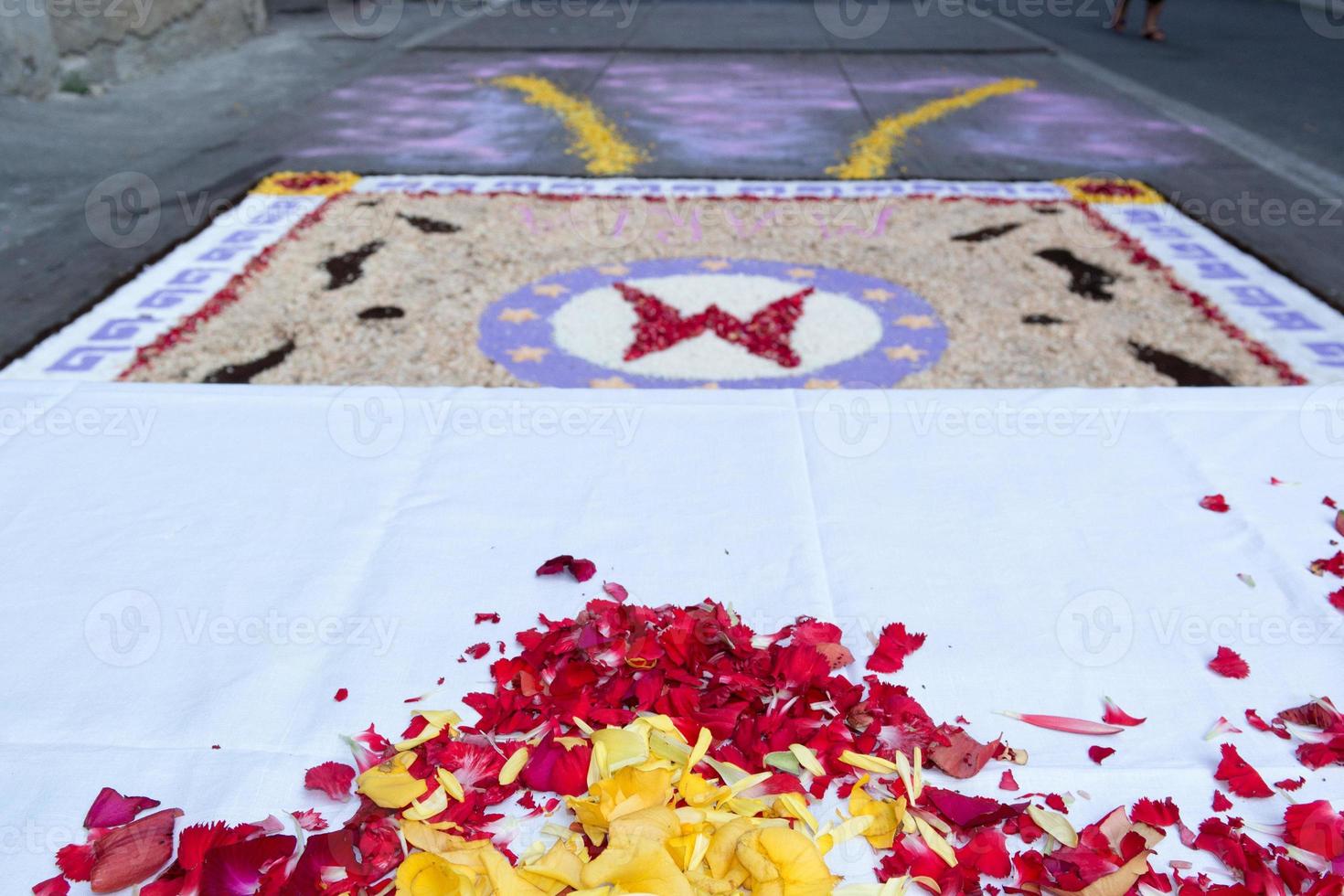 tapete de pétalas e flores para celebração de corpus domini christi foto