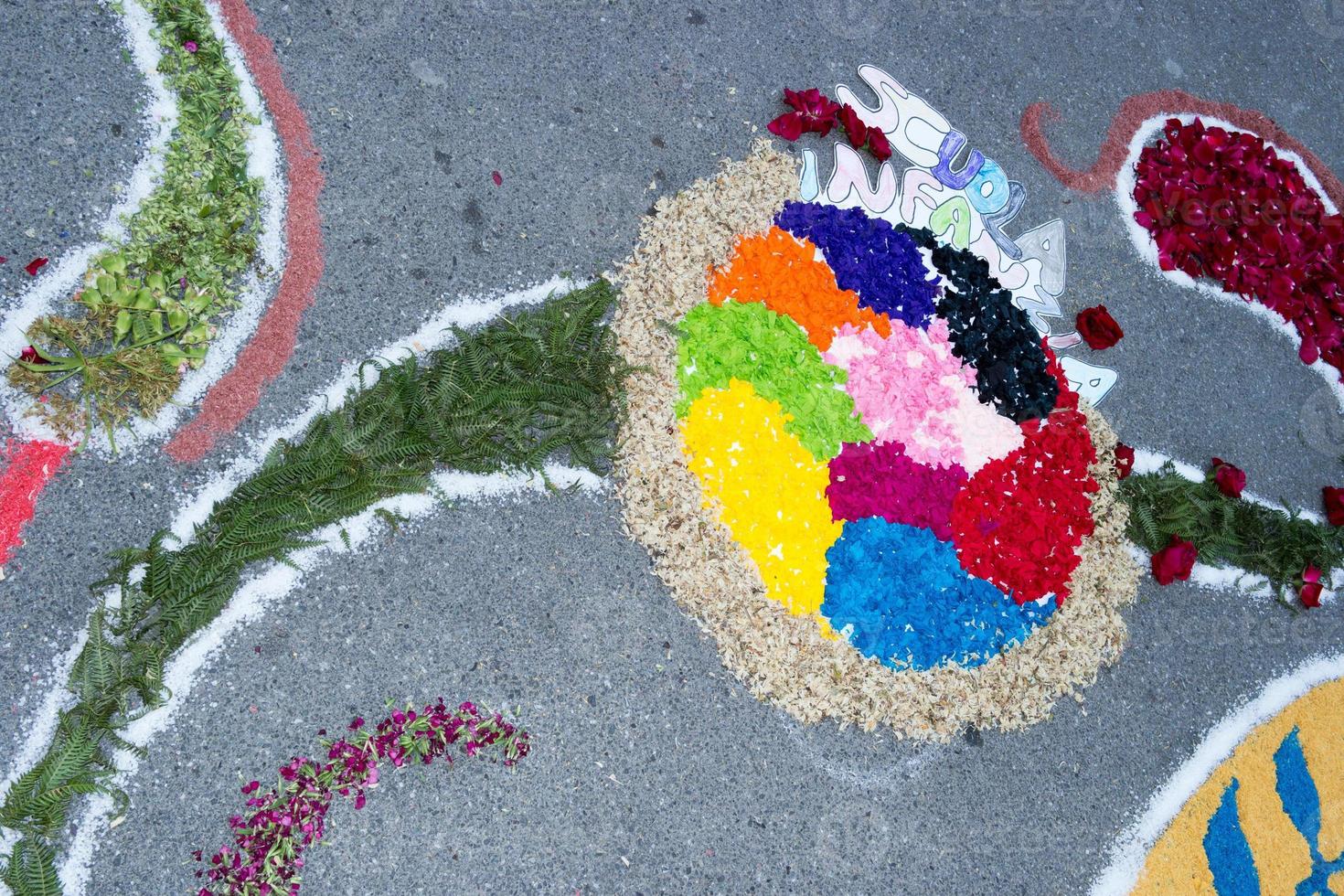 tapete de pétalas e flores para celebração de corpus domini christi foto