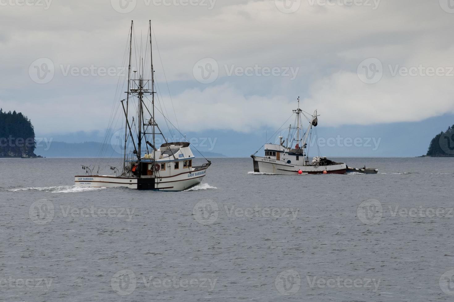 dois pescador barco gostar mais mortal pegar iat gelado estreito ponto Alaska foto