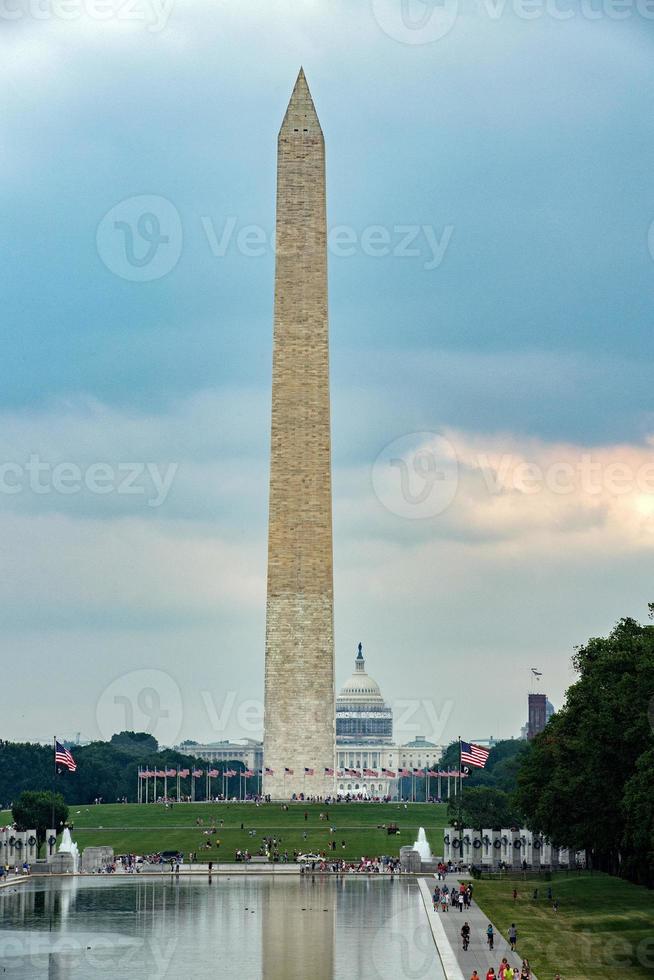 obelisco do monumento de washington no panorama do shopping dc foto