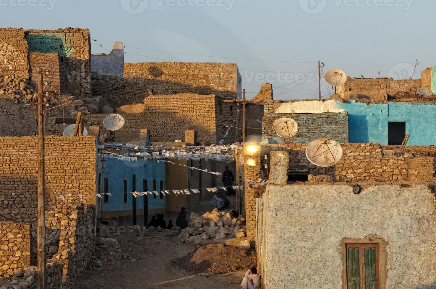 egípcio assentamento dentro reis vale com mesquita torre foto
