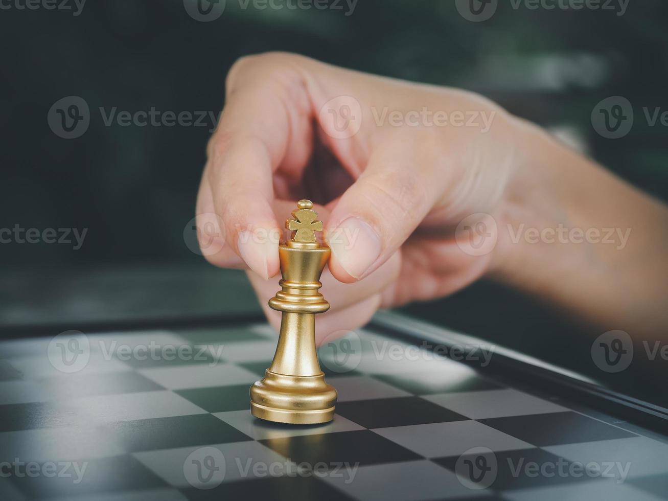 o rei no jogo de xadrez de batalha fica no tabuleiro de xadrez com fundo  preto isolado. estratégia de negócios de conceito, planejamento e  renderização de decision.3d. 9254847 Foto de stock no