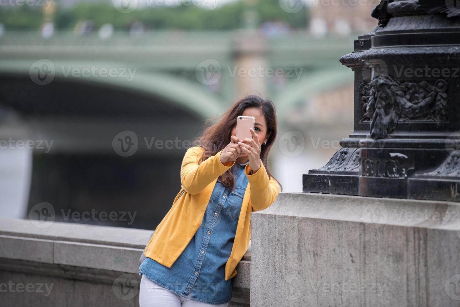 Londres, Inglaterra - 15 de julho de 2017 - turista tirando fotos na ponte de Londres