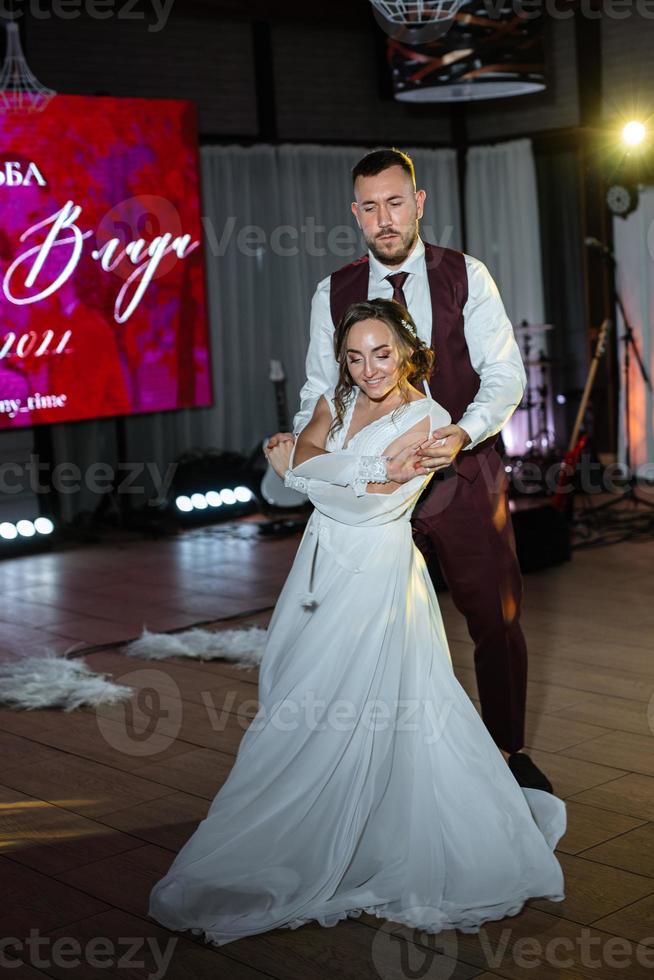 a primeira dança do casamento dos noivos foto