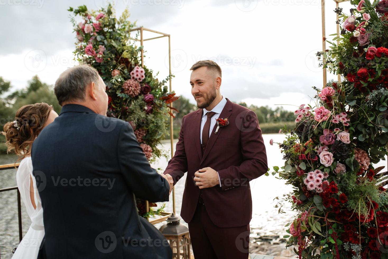 cerimônia de casamento dos noivos no cais foto