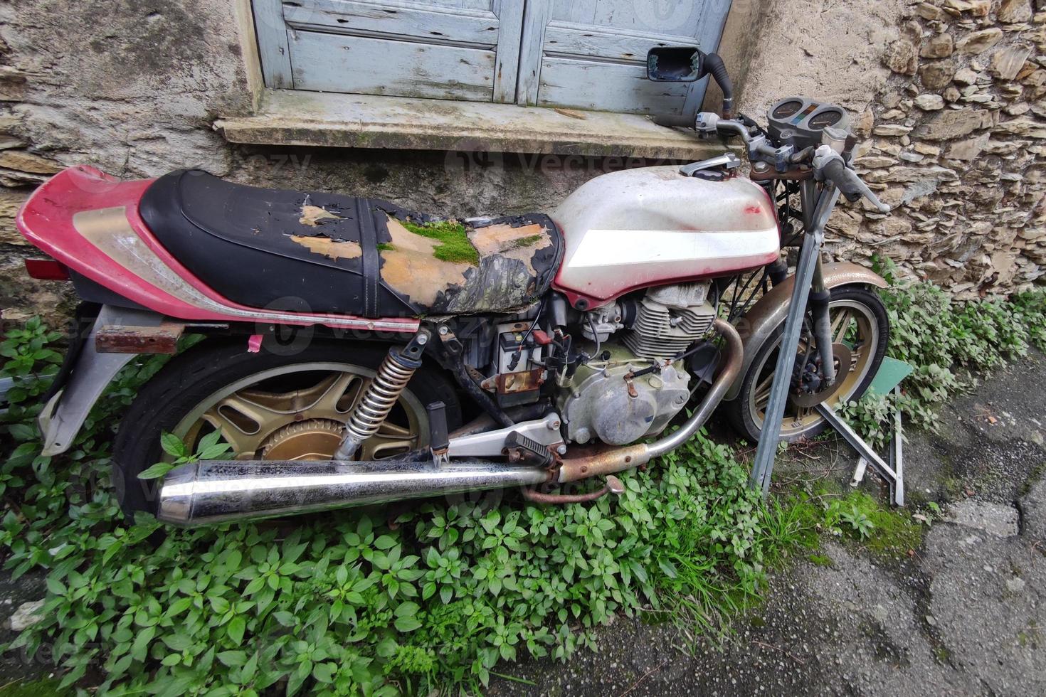 abandonado bicicleta com musgo em selim foto