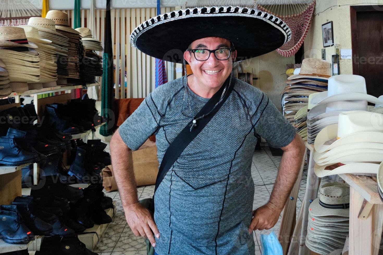 turista com mexicano sombrero vaca Garoto chapéu fazer compras foto