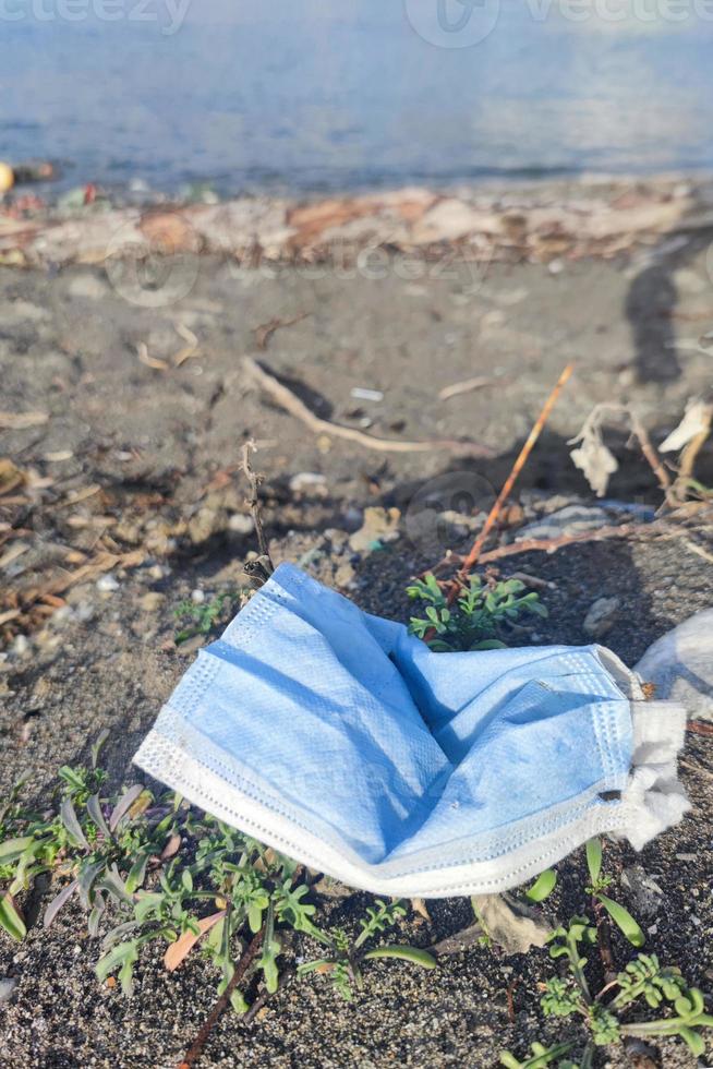 resíduos plásticos lixo lixo na praia foto