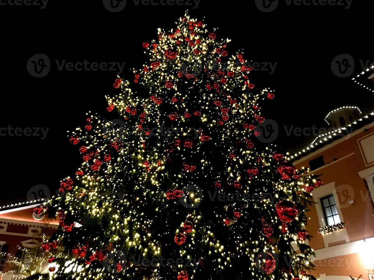 decorações de bolas vermelhas de árvore de natal no mercado de rua foto