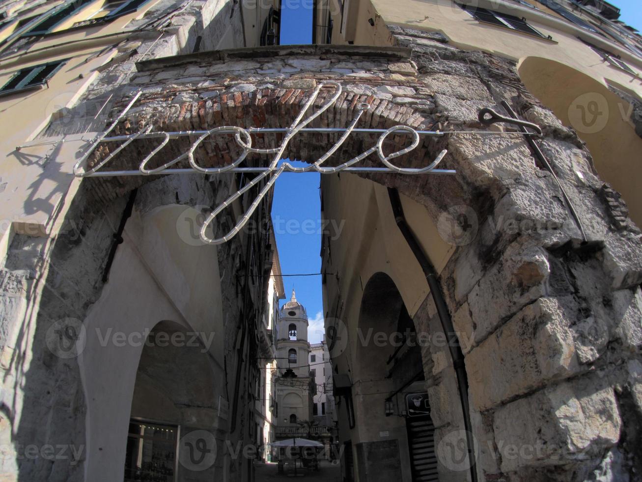 palácio histórico de sottoripa genoa e edifícios na cidade velha foto