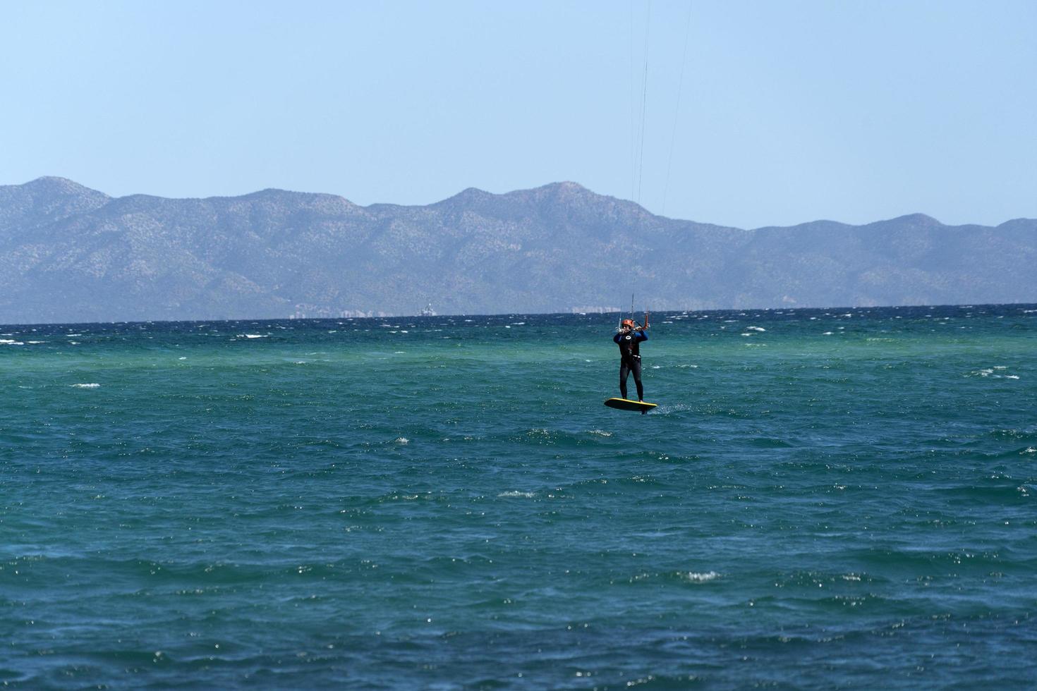 la ventana, méxico - 16 de fevereiro de 2020 - kitesurf na praia ventosa foto