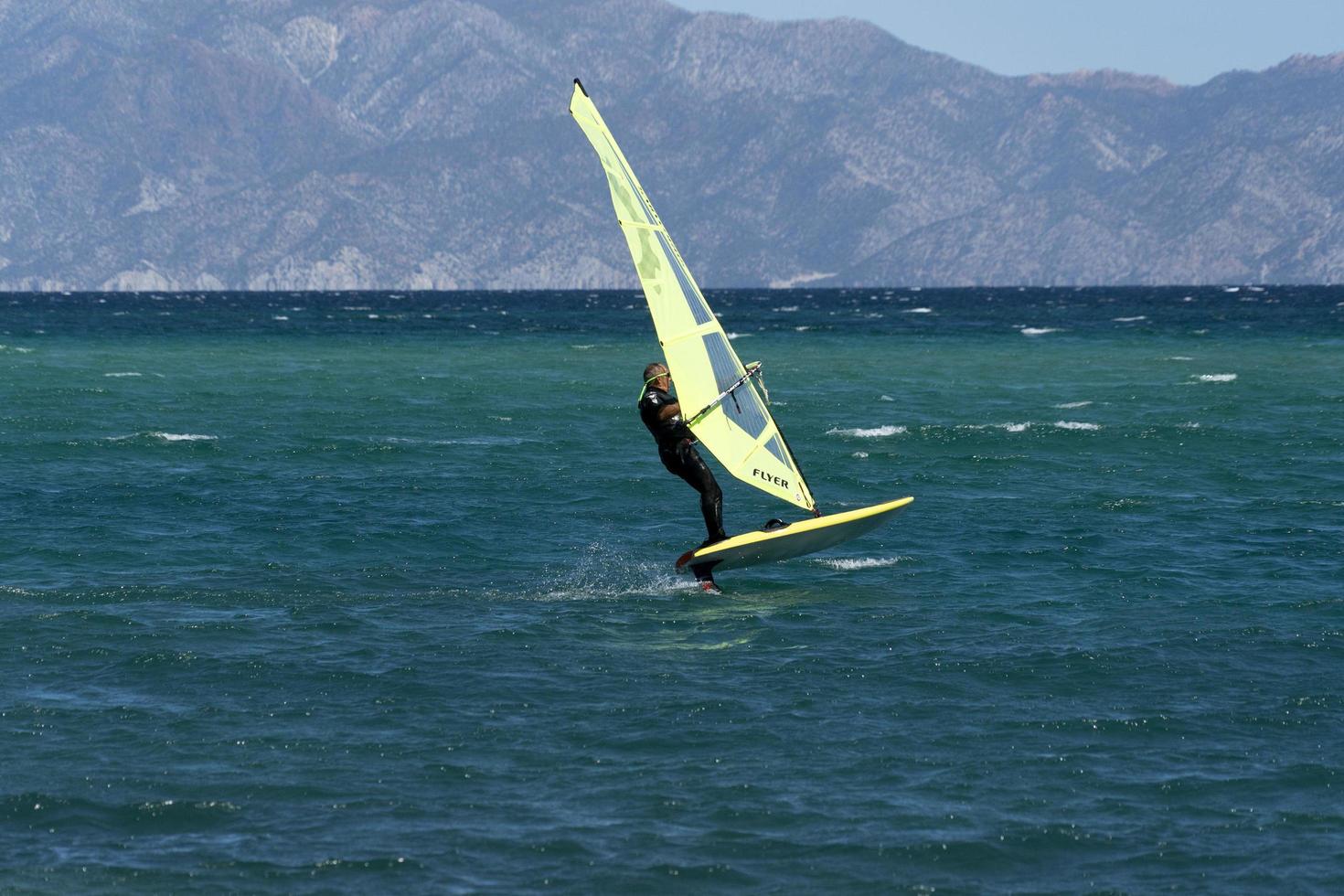 la ventana, méxico - 16 de fevereiro de 2020 - kitesurf na praia ventosa foto