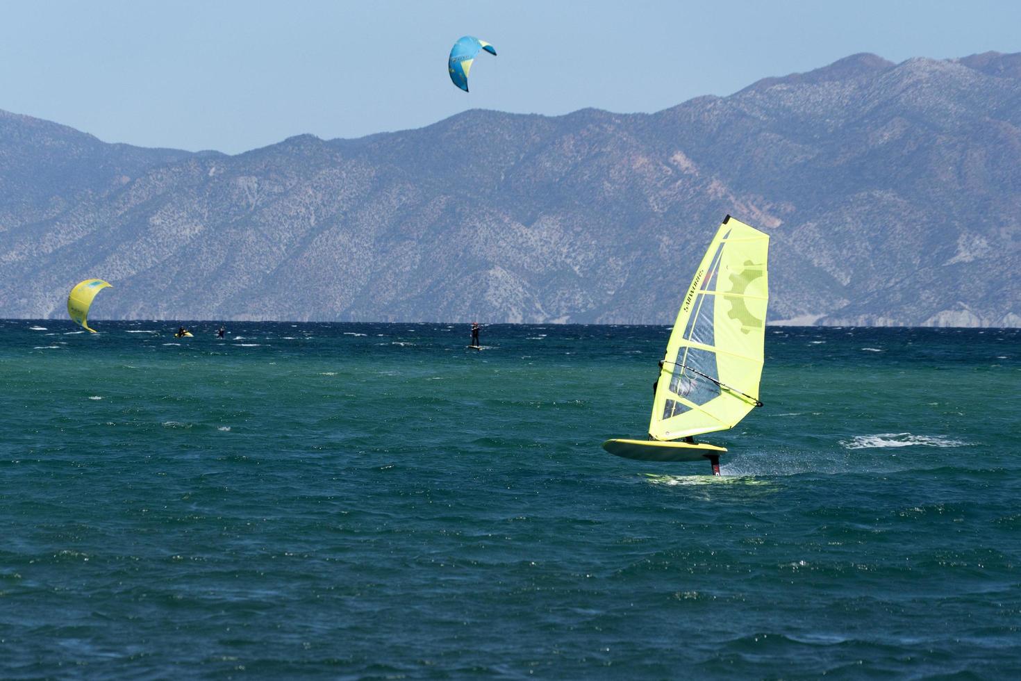 la ventana, méxico - 16 de fevereiro de 2020 - kitesurf no wi foto