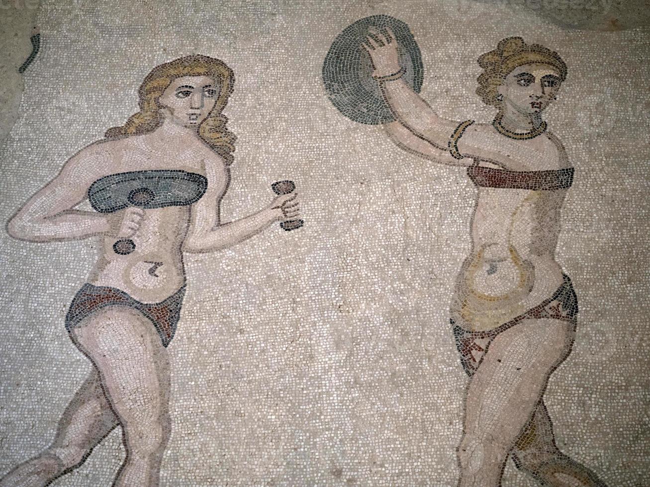 meninas de banho de biquíni no antigo mosaico romano de villa del casale, sicília foto