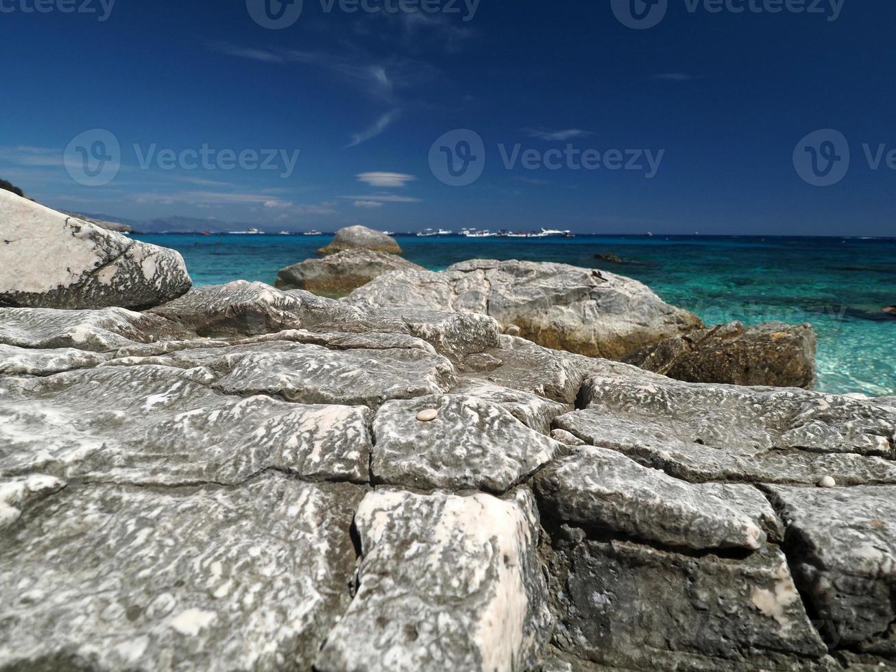 baía da gaivota baia dei gabbiani praia sardenha vista águas cristalinas foto