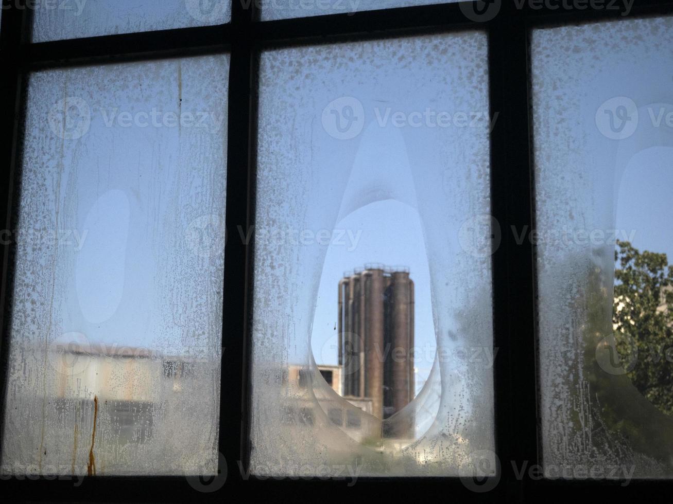 vista de vidro de janela manchada da área industrial da planta elétrica foto