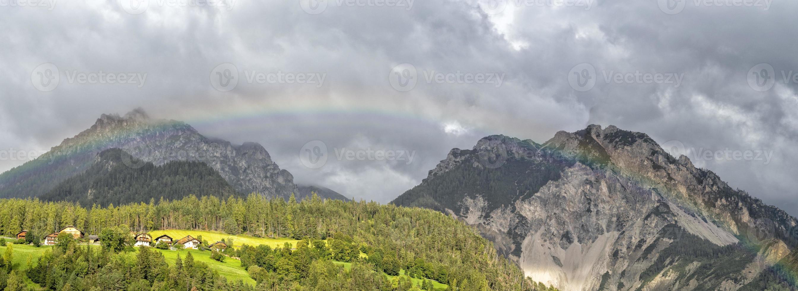 arco Iris sobre a montanhas dentro san Vigilio dentro dolomites foto