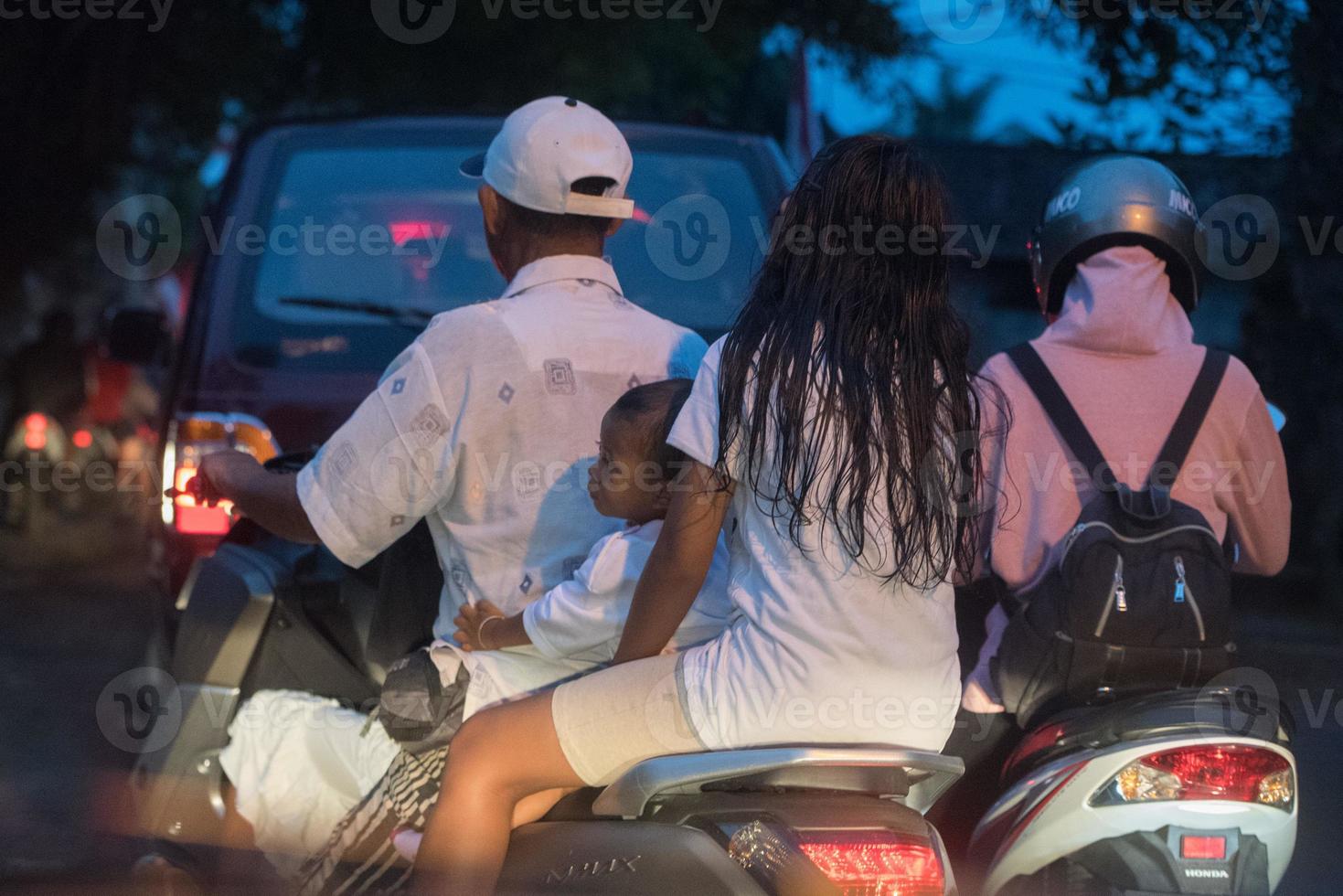 Denpasar, Bali, Indonésia - 15 de agosto de 2016 - tráfego congestionado da ilha da Indonésia foto