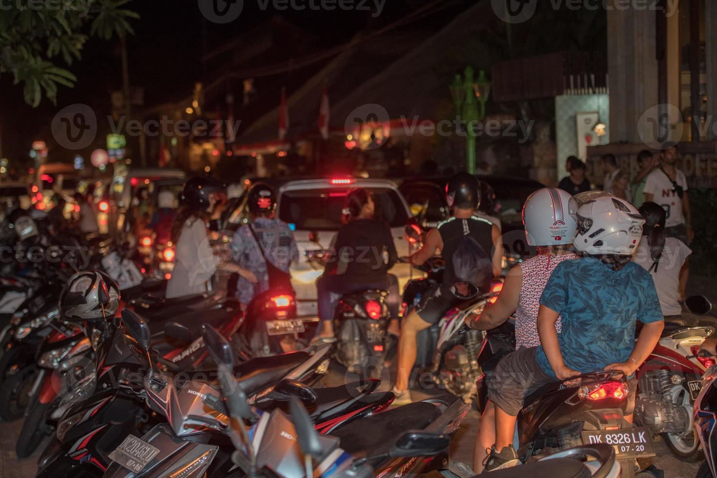 Denpasar, Bali, Indonésia - 15 de agosto de 2016 - tráfego congestionado da ilha da Indonésia foto