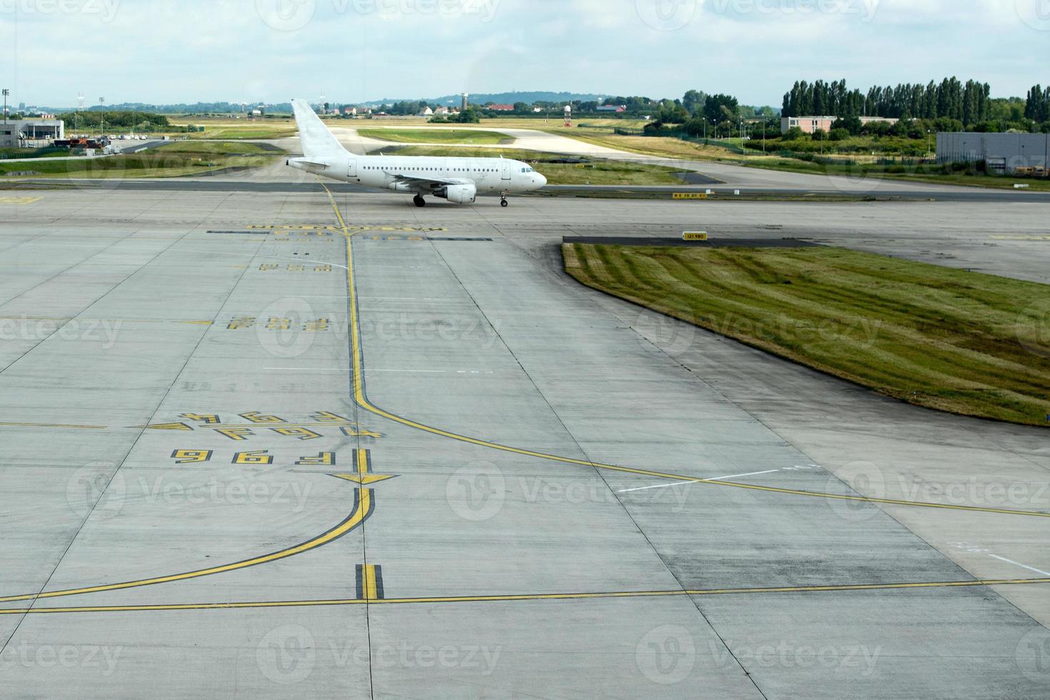 aeroporto de paris desembarque e carregamento de carga e passageiros foto