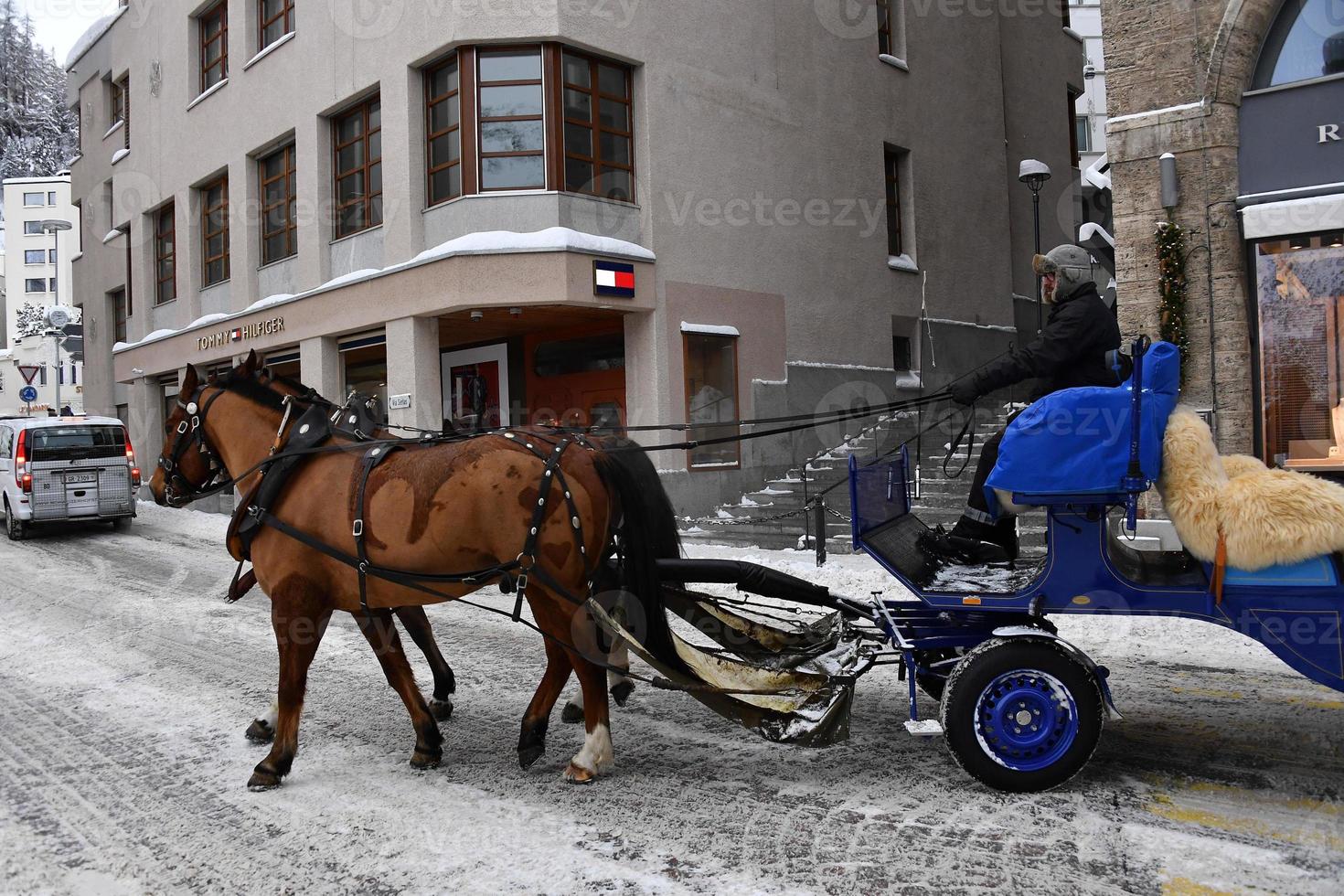 st Moritz, Suíça - dezembro 30 2017 - luxo Cidade lotado do turistas para Novo anos véspera foto