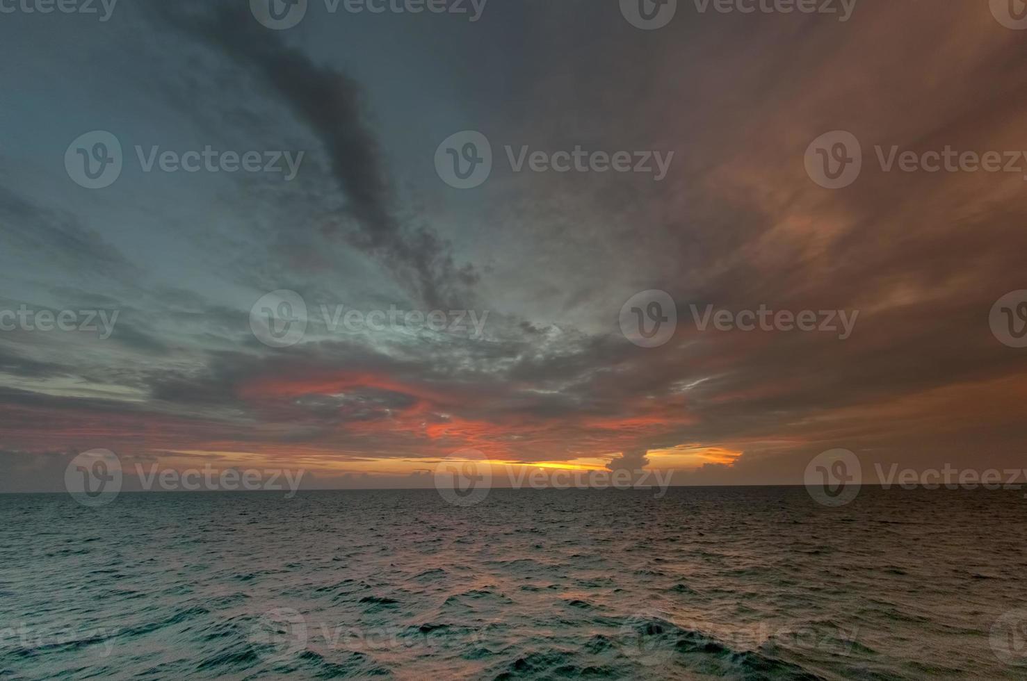 uma colorida pôr do sol dentro a meio do indiano oceano dentro Maldivas foto