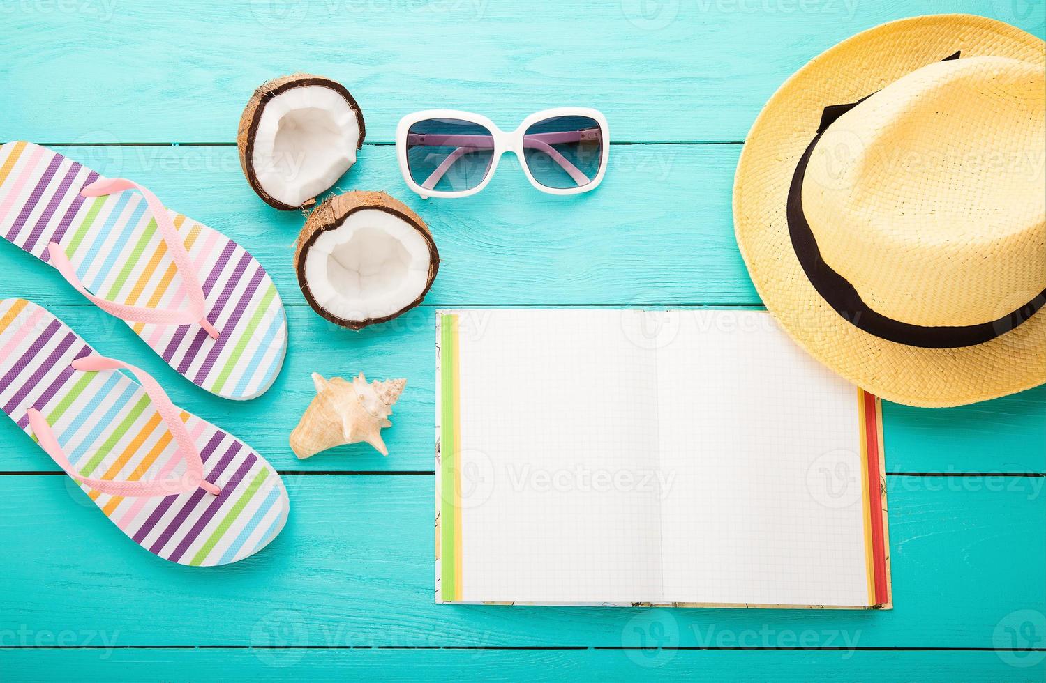 fundo conceitual de verão, acessórios de verão fecham a vista superior foto