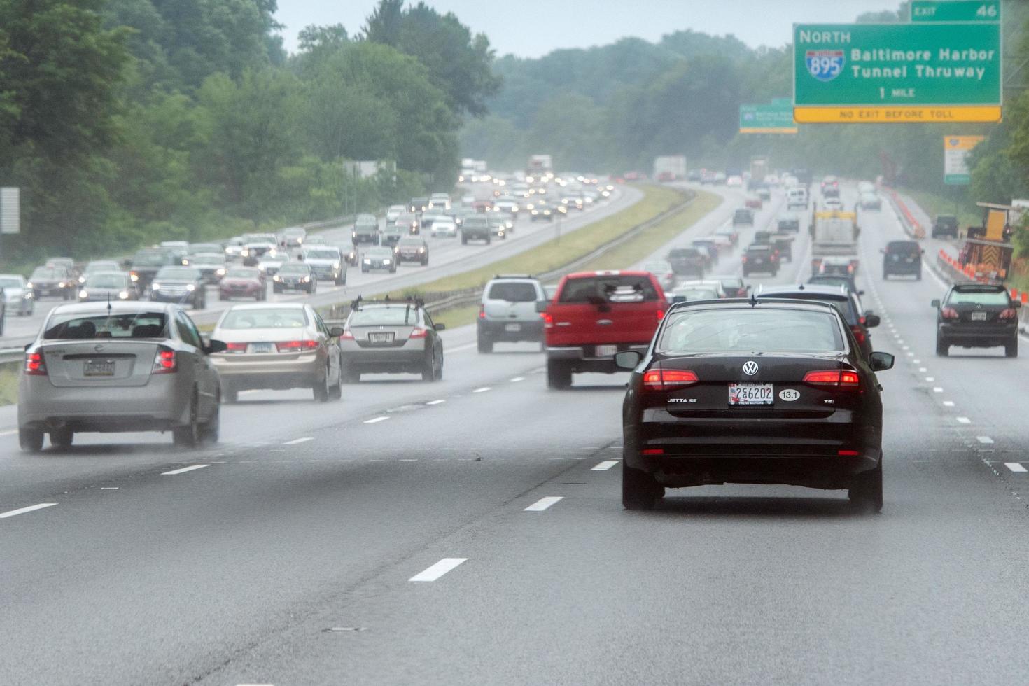 Washington, EUA - 23 de junho de 2016 maryland congestionada rodovia em dia chuvoso foto