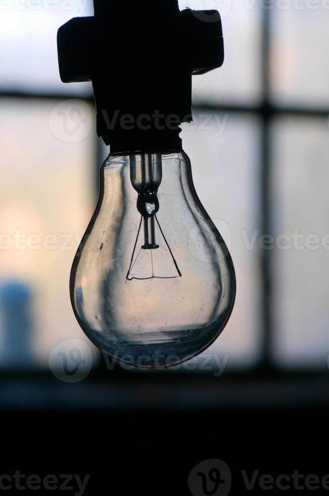 uma luz lâmpada sobre a Sombrio fundo foto