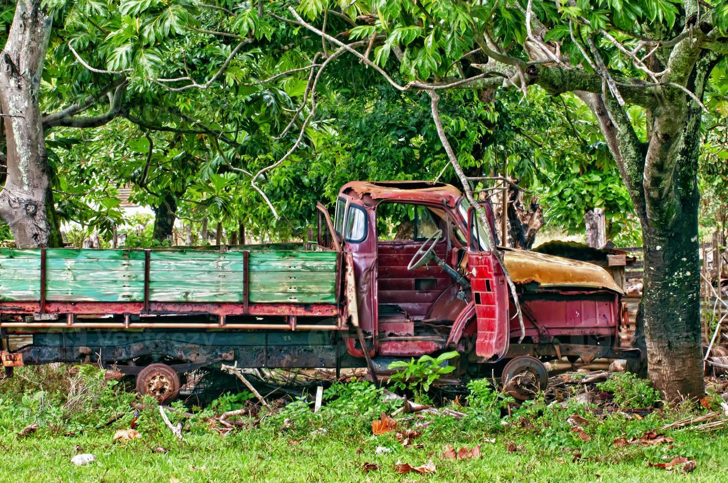 a abandonado furgão dentro a tropical selva fundo foto