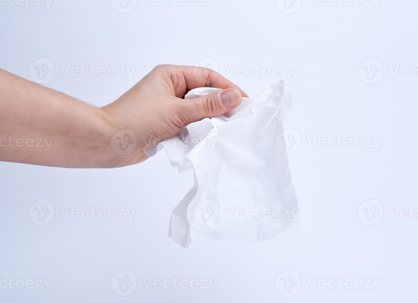 mão feminina segurando um guardanapo de papel branco limpo para rosto e corpo foto