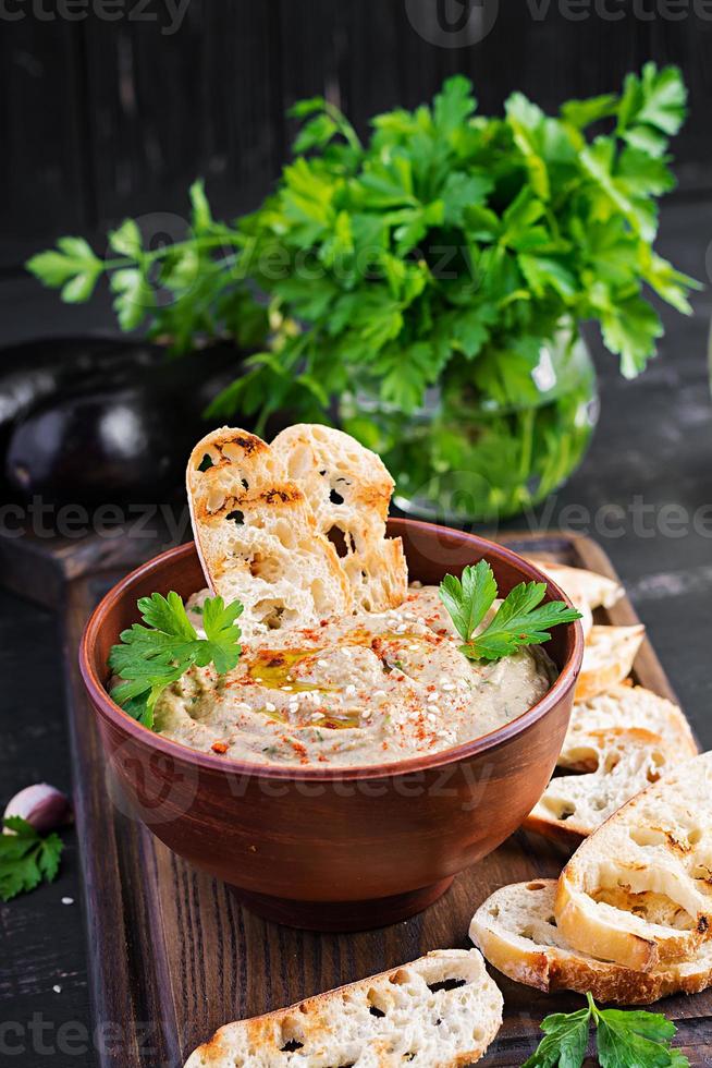 baba ghanoush vegano Húmus a partir de Berinjela com tempero, salsinha e Torradas. baba ganoush. meio Oriental cozinha. foto