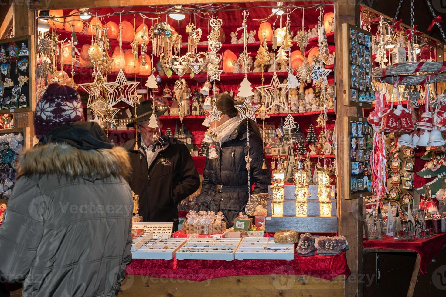 trento, itália - 1 de dezembro de 2015 - pessoas no tradicional mercado de natal foto