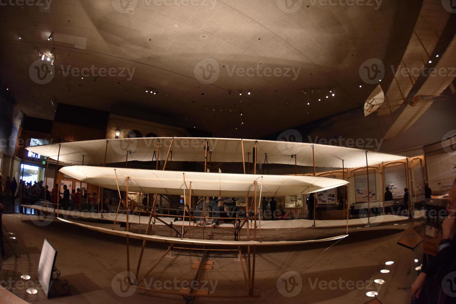 Washington DC, EUA - 17 de maio de 2018 - National Air and Space Museum cheio de visitantes foto