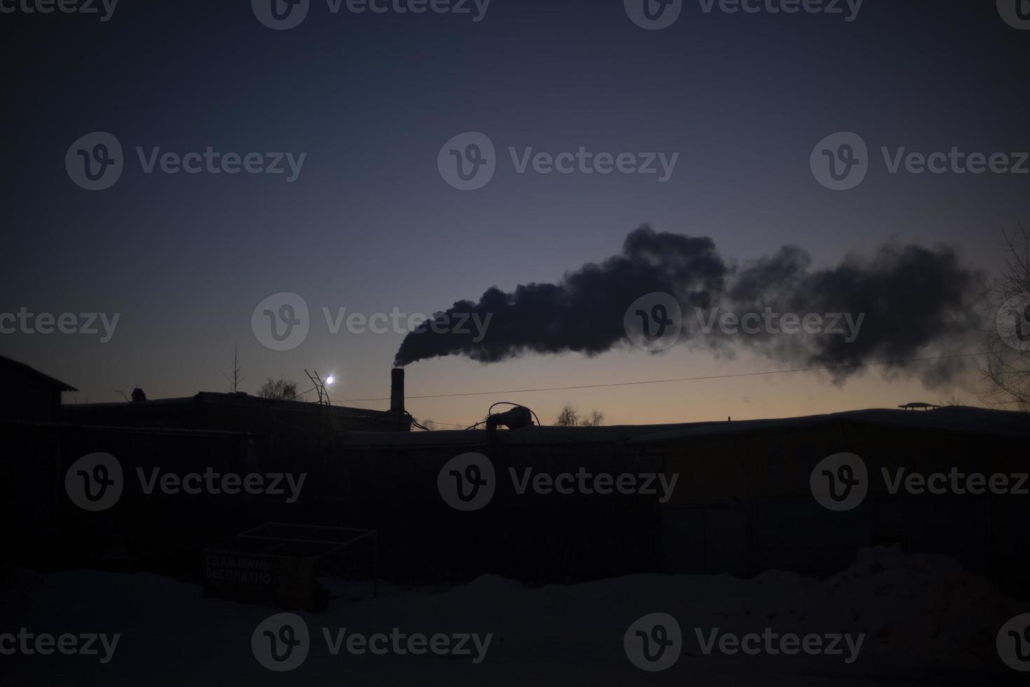 fumaça a partir de chaminé às noite. Visão do fábrica dentro tarde. vapor a partir de caldeira estação cano. foto