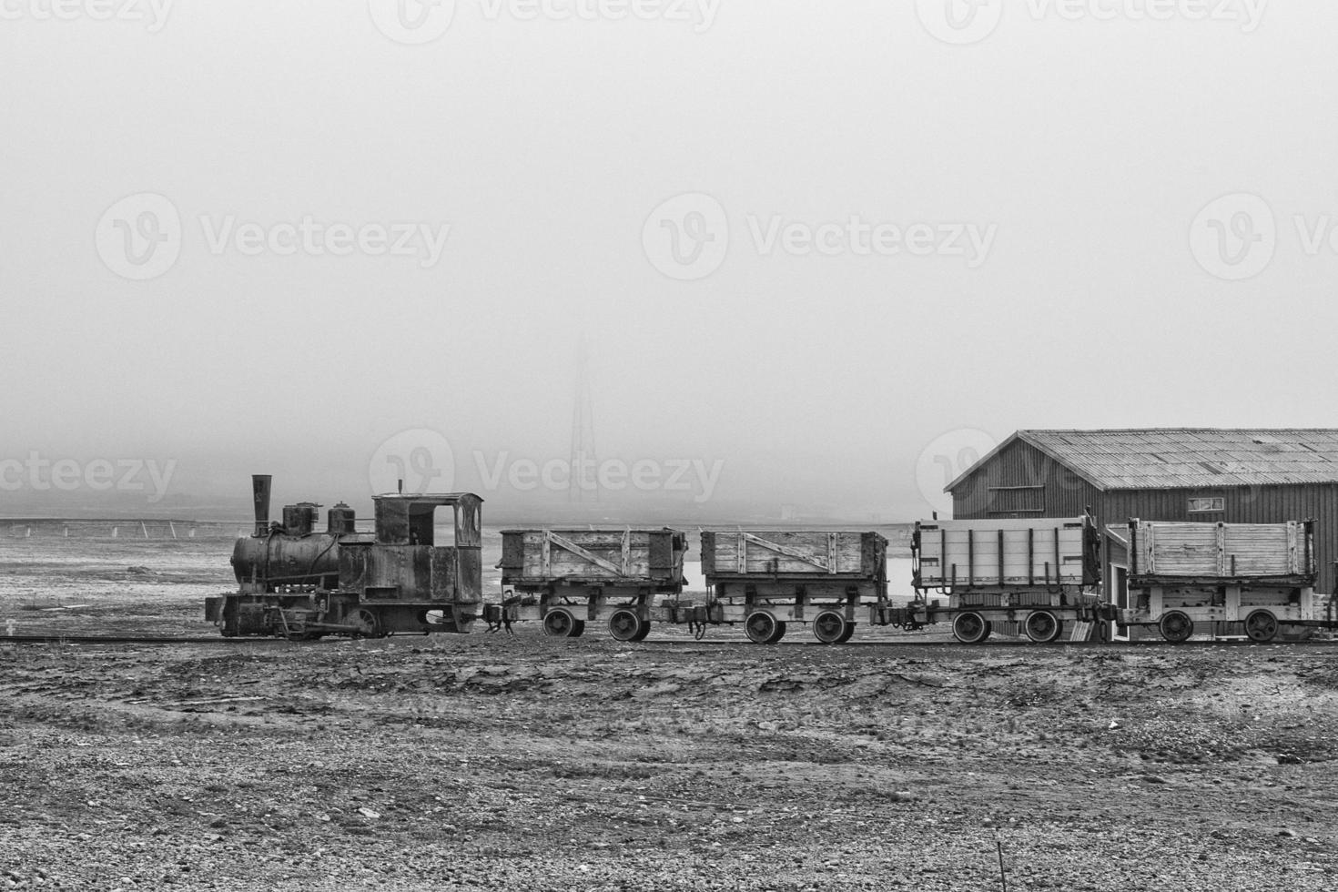 abandonado assentamento dentro Spitzbergen dentro Preto e branco foto