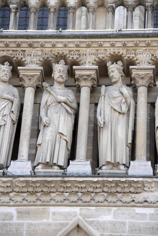 escultura e telhado da estátua da catedral de notre dame paris antes do incêndio foto