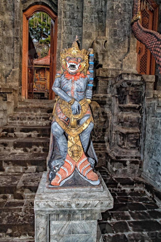 dragão fora da porta de entrada do templo de bali foto