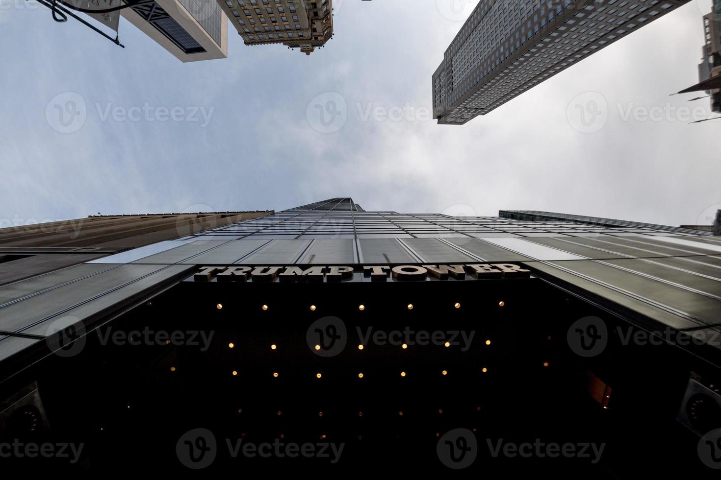 nova york - eua - 21 de abril de 2017 pessoas no símbolo da nova cidade da torre trunfo foto