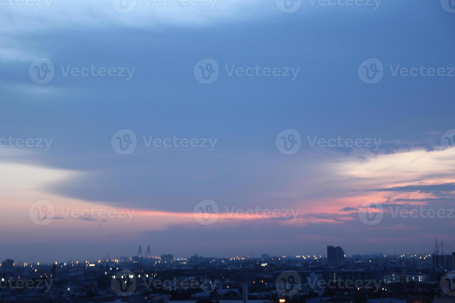 Sombrio azul nuvem com branco luz céu fundo e cidade luz meia noite tarde Tempo foto