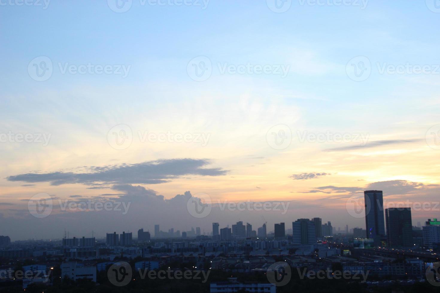 Sombrio azul nuvem com branco luz céu fundo e cidade luz meia noite tarde Tempo foto