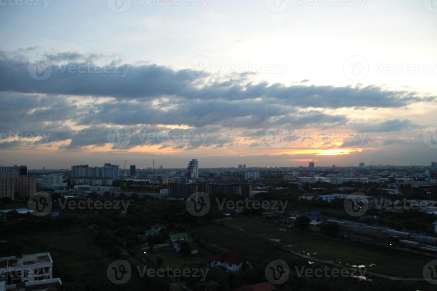 Sombrio azul nuvem com branco luz céu fundo e cidade luz meia noite tarde Tempo foto